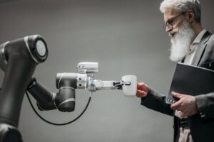 AI automatizavimas smulkiam verslui — praktiniai pavyzdžiai ir diegimo planas